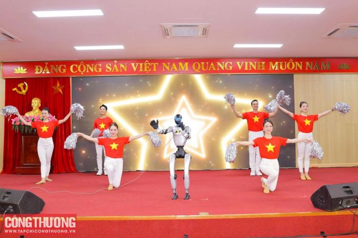 Humanoid Robot đến từ Công ty Công nghệ ADT Global tham gia nhảy flashmob “Sẽ chiến thắng” cùng Vũ đoàn Sen Việt tại Lễ phát động.