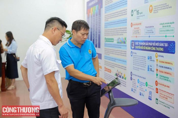 Các đại biểu tìm hiểu Sảnh thông tin tuyên truyền giới thiệu hoạt động khoa học, công nghệ, đổi mới sáng tạo và chuyển đổi số của Bộ Công Thương thông qua hướng dẫn và cung cấp thông tin của robot dẫn đường.