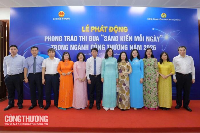 Thứ trưởng Bộ Công Thương Phan Thị Thắng cùng các đại biểu tham dự Lễ phát động phong trào thi đua “Sáng kiến mỗi ngày” trong ngành Công Thương năm 2026 và khởi động Cuộc thi “Nhóm giải pháp Đổi mới sáng tạo - Chuyển đổi số ngành Công Thương”.