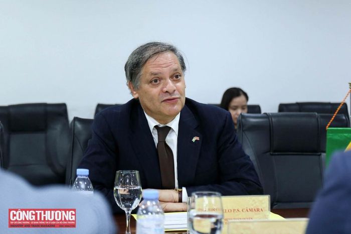 Đại sứ Marcelo Câmara đánh giá cao sự phát triển tích cực trong quan hệ Đối tác chiến lược Việt Nam - Brazil, khẳng định Brazil coi trọng quan hệ với Việt Nam và mong muốn tiếp tục phát huy thế mạnh của mỗi nước, đặc biệt trong lĩnh vực năng lượng tái tạo và nhiên liệu sinh học.