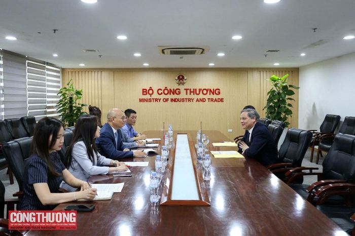 Thứ trưởng Bộ Công Thương Lương Hoàng Thái chúc mừng Đại sứ Marcelo Câmara được bổ nhiệm làm Đại sứ Brazil tại Việt Nam
