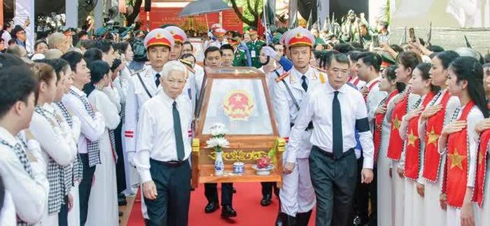 Thủ tướng Chính phủ Lê Minh Hưng và nguyên Chủ tịch nước Nguyễn Minh Triết di quan hài cốt liệt sĩ rời Công viên Lê Thị Riêng ra xe đưa về Nghĩa trang Liệt sĩ TP.HCM an táng - Ảnh: Quảng Đạo