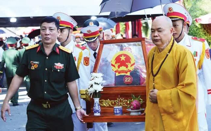 Thượng tọa Thích Thanh Phong, Phó Chủ tịch Hội đồng Trị sự, Phó Trưởng ban Thường trực Ban Trị sự GHPGVN TP.HCM tham dự tiễn đưa hài cốt các liệt sĩ về an nghỉ tại Nghĩa trang Liệt sĩ TP.HCM - Ảnh: Trần Thế Phong