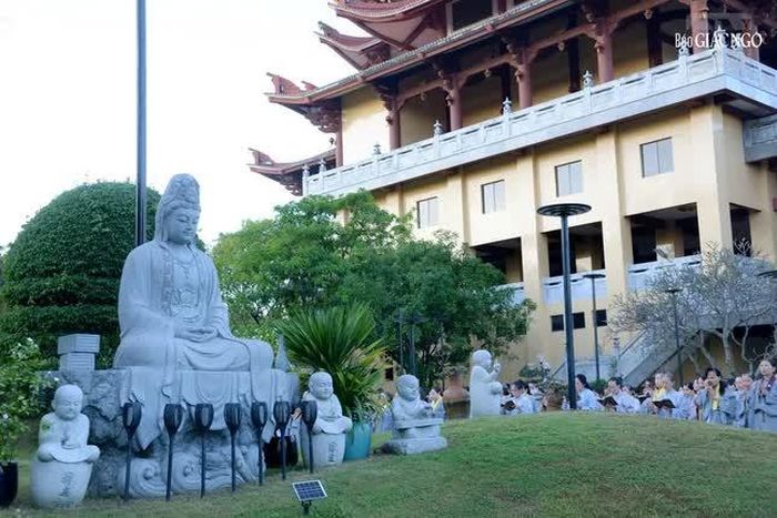 Ngày 19-9 âm lịch là ngày xuất gia của Đức Quán Thế Âm Bồ-tát - một trong ba ngày vía lớn của Ngài trong năm