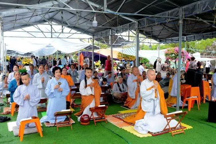 Chư Ni và Phật tử tham gia trì tụng trong khóa lễ kỷ niệm Bồ-tát Quán Thế Âm xuất gia