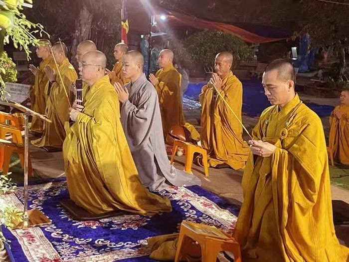 Chư tôn đức niêm hương Tam bảo