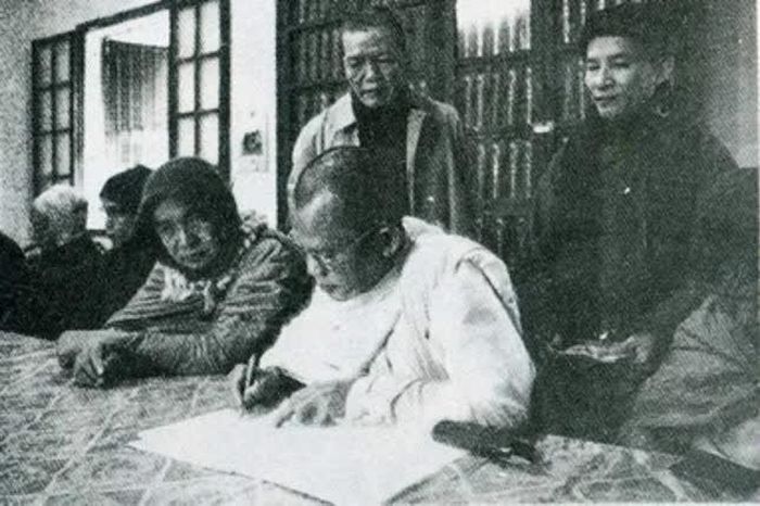 Một góc khác của diễn biến trên để thấy đủ hai vị giáo phẩm là Hòa thượng Thích Từ Hạnh, Hòa thượng Thích Thanh Tứ (lúc đó các ngài có giáo phẩm Thượng tọa)
