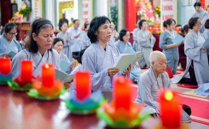 Phật tử tụng kinh