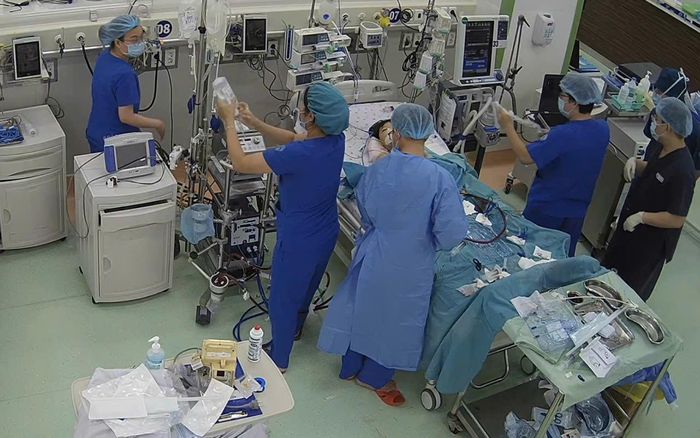 Các bác sĩ tích cực điều trị cho bệnh nhi.