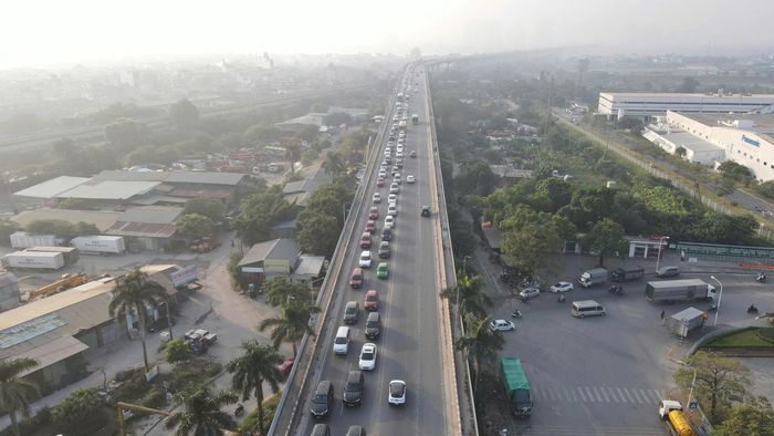 Xe tải và xe khách được lưu thông trở lại qua cầu Thăng Long (Ảnh minh họa).