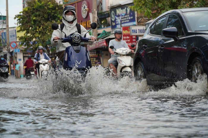 Khoảng 17h, nước bắt đầu dâng, tràn lên mặt đường đúng thời điểm học sinh tan học và người lao động kết thúc giờ làm. Đây là tuyến đường thường xuyên xảy ra ngập khi mưa lớn kết hợp triều cường, tình trạng kéo dài nhiều năm qua, gây trở ngại cho việc đi lại, sinh hoạt và buôn bán của người dân trong khu vực.