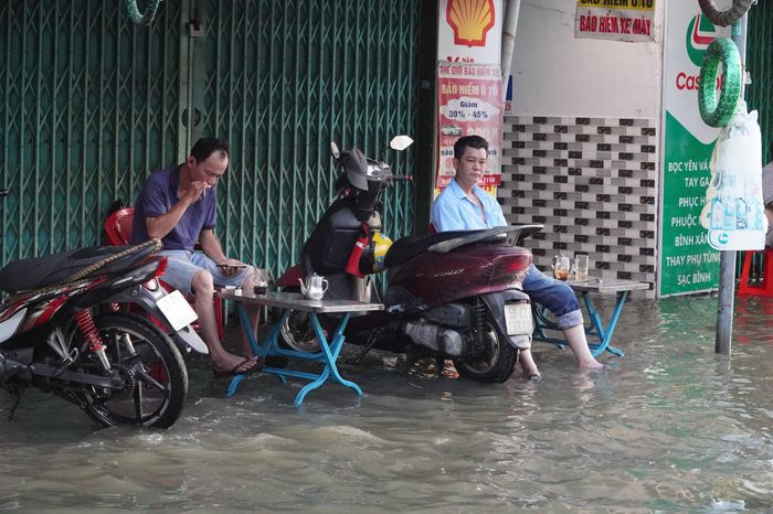 Thời gian xuất hiện đỉnh triều dự kiến vào khoảng 5h - 7h và 17h - 20h. Cơ quan chức năng cảnh báo nguy cơ ngập tại các vùng trũng thấp, khu vực ven sông, ảnh hưởng đến giao thông, sinh hoạt và các hoạt động kinh tế - xã hội trên địa bàn TP.HCM. Người dân cần chú ý khi di chuyển qua những đoạn đường ngập, nhất là trong các khung giờ triều dâng cao.