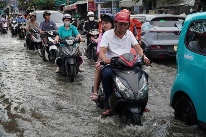 Ông Nguyễn Mạnh Hùng, một tiểu thương trên đường Trần Xuân Soạn, mong mỏi tình trạng ngập nước kéo dài nhiều năm sớm được giải quyết để người dân ổn định cuộc sống, thuận lợi hơn trong việc đi lại và kinh doanh. Theo ông, mỗi khi nước dâng, các hộ buôn bán phải chủ động kê cao hàng hóa, đồ đạc, đồng thời xoay xở để hạn chế thiệt hại. Việc ngập lặp lại cũng khiến hoạt động kinh doanh bị ảnh hưởng, nhất là vào những thời điểm đông người qua lại.