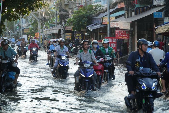 Tình trạng ngập ảnh hưởng trực tiếp đến sinh hoạt của người dân tại các khu vực thường xuyên chịu tác động của triều cường. Khi di chuyển qua vùng nước sâu, người đi đường phải cẩn trọng để tránh xe chết máy, trượt ngã hoặc gặp sự cố. Nước dâng cũng gây bất tiện cho các hộ kinh doanh ven đường, buộc tiểu thương kê cao hàng hóa, đồ đạc để hạn chế nước tràn vào, vừa bảo vệ tài sản vừa duy trì việc buôn bán.