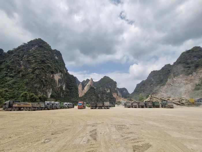 Cả trăm phương tiện cùng đỗ, chờ vận chuyển đá tại mỏ đá Hồng Phong 2.