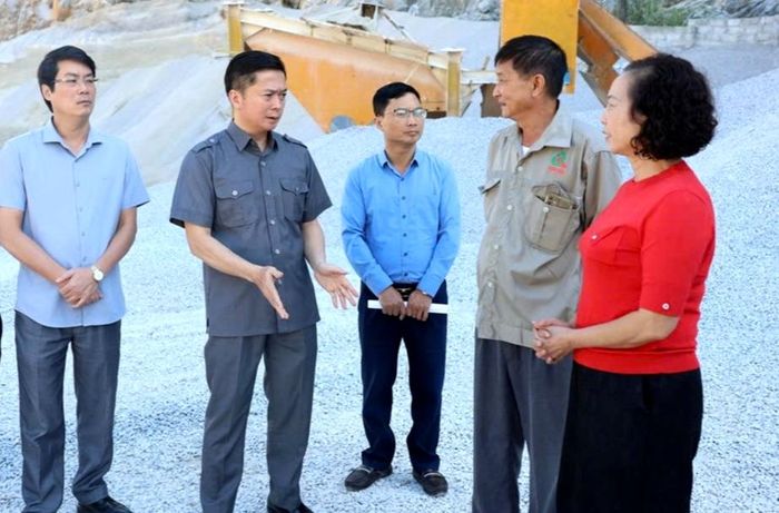 Ông Đinh Hữu Học, Phó chủ tịch Thường trực UBND tỉnh Lạng Sơn đã đến kiểm tra thực tế tại một số mỏ đá trên địa bàn (Ảnh: Thùy Linh).