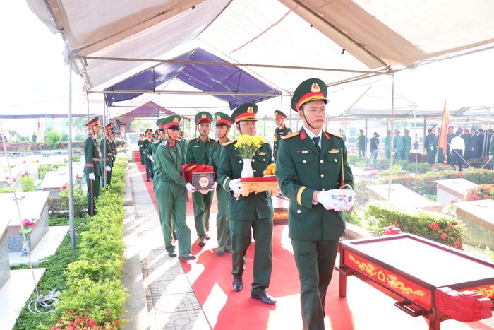 Sau lễ truy điệu, các lực lượng đưa 25 hài cốt liệt sĩ về nơi an nghỉ. Từng công đoạn được tiến hành trang trọng, thể hiện sự trân trọng đối với những người đã hy sinh vì đất nước.