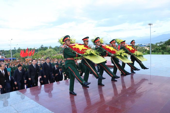 Các đại biểu dâng hương tưởng niệm trước những người đã hiến dâng tuổi thanh xuân và xương máu cho Tổ quốc.