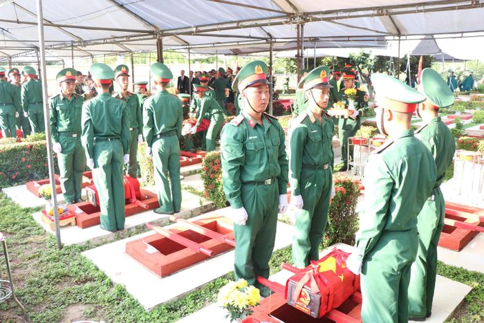 Hài cốt liệt sĩ được chuyển đến vị trí an táng, sau nhiều năm các anh nằm lại nơi chiến trường xưa.