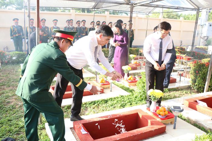 Lễ viếng, truy điệu và an táng 25 hài cốt liệt sĩ khép lại trong không khí trang nghiêm, thành kính. Hoạt động tiếp tục khẳng định quyết tâm của tỉnh Khánh Hòa trong thực hiện công tác đền ơn đáp nghĩa, đẩy mạnh tìm kiếm, quy tập và xác định danh tính hài cốt liệt sĩ.