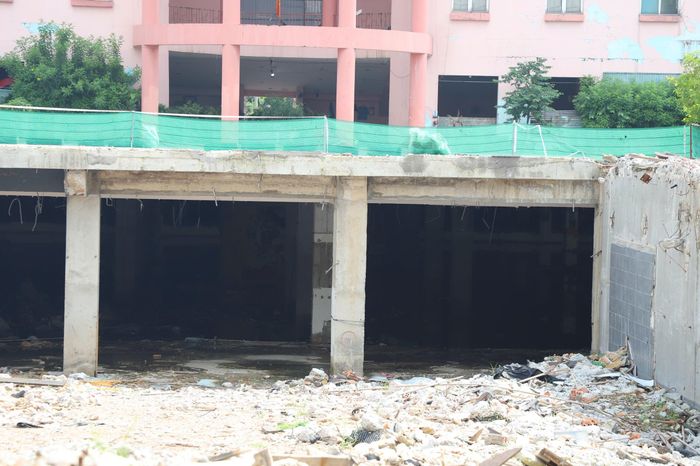 Nhiều hạng mục của sân khấu Sen Hồng đã được phá bỏ, chuẩn bị mặt bằng thi công nhà ga.