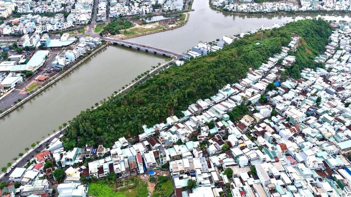 Núi Một nằm giữa lòng đô thị Quy Nhơn.