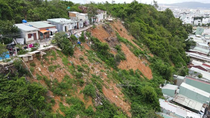 Hiện có 228 hộ dân nằm trong vùng sạt lở núi Một.