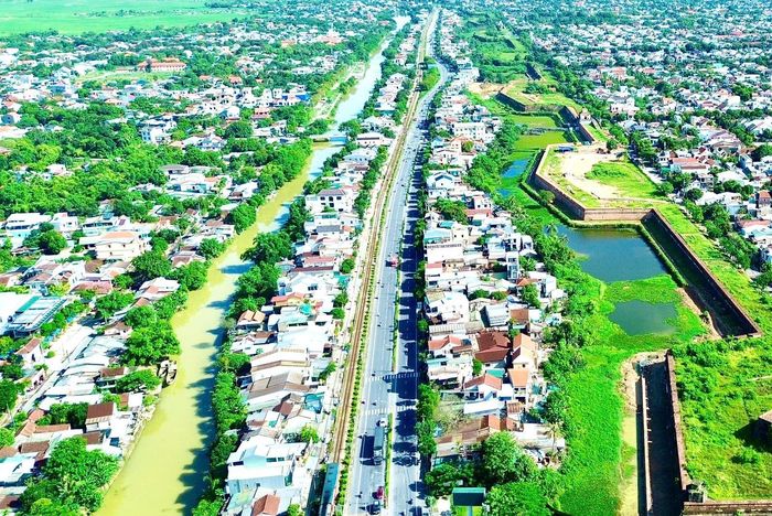 Đại diện Trung tâm công viên cây xanh TP Huế thông tin, dự án đến nay đã hoàn thành 75% khối lượng công việc. Đặc biệt, lát vỉa hè và bó vỉa, hiện nhà thầu đang tập trung hoàn thiện các hạng mục còn lại và trồng dặm cây xanh dọc hai bên tuyến đường và dự kiến hoàn thành cuối tháng 12/2026.