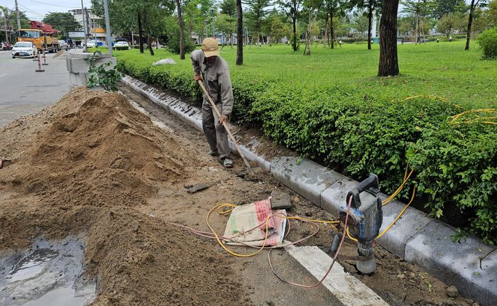 Theo Trung tâm công viên cây xanh TP Huế, dự án do liên danh Công ty Cổ phần Môi trường và Công trình đô thị Huế và Công ty TNHH Công trình cây xanh Thái Bình đảm nhận thi công.