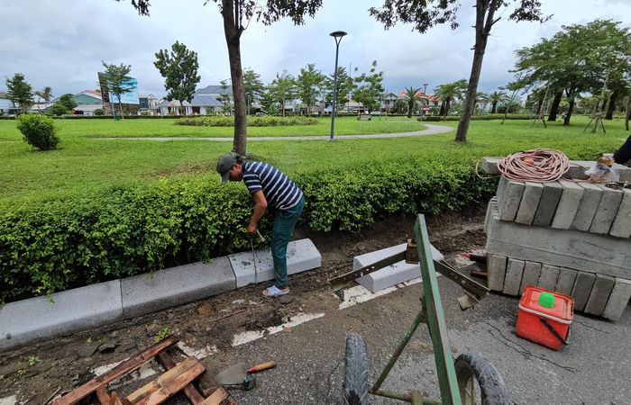 Đoạn đường Lý Thái Tổ, từ cầu An Hòa đến Cống Chém cho lắp đặt bó vỉa đá granite, vỉa hè lát gạch terrazzo, rãnh vỉa bê tông xi măng, ô trồng cây bó đá granite.