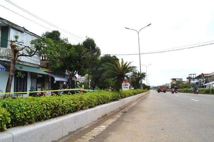Theo đó, đường Lê Duẩn, từ nút giao Kim Long cầu Dã Viên đến cầu An Hòa sẽ xây dựng bó vỉa và vỉa hè lát bằng đá granite, rãnh vỉa bê tông xi măng, ô trồng cây và dải phân cách bằng đá granite.