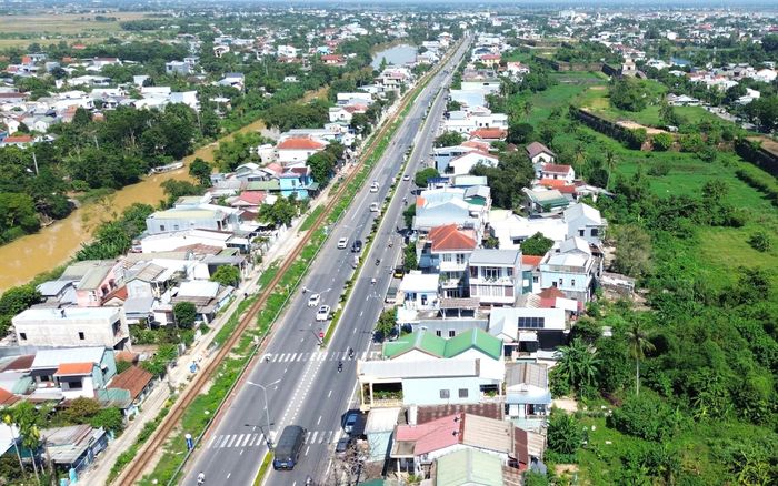 Ngày 28/10, ông Lê Như Chinh, Giám đốc Trung tâm công viên cây xanh TP Huế cho biết, đang triển khai dự án chỉnh trang vỉa hè đường Lê Duẩn, đoạn từ nút giao Kim Long cầu Dã Viên đến Cống Chém.