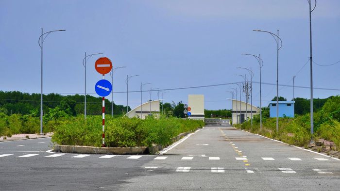 Đuờng dẫn vào Khu Nông nghiệp ứng dụng công nghệ cao phát triển tôm Bạc Liêu.