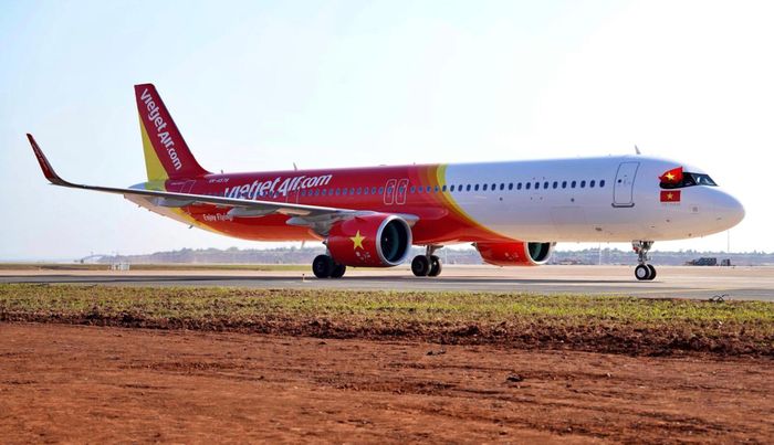 Ở giai đoạn đầu có Vietnam Airline và Vietjet tham gia khai thác bay thương mại ở Long Thành. Trong đó Vietnam Airline vừa khai thác nội địa và quốc tế, riêng Vietjet khai thác nội địa.