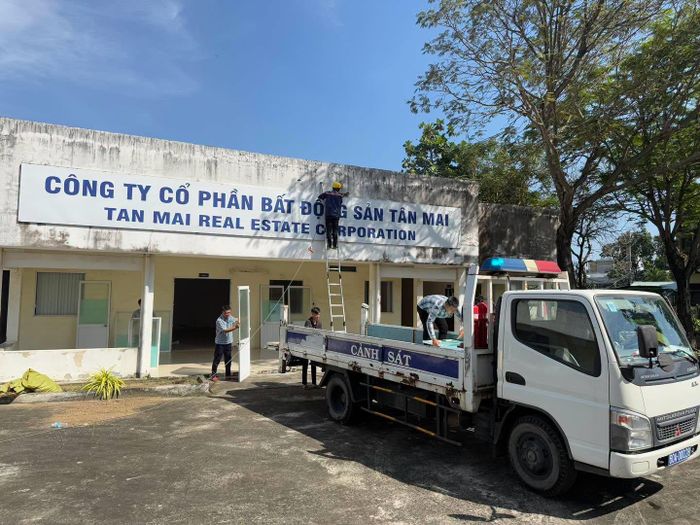 Tại thời điểm triển khai cưỡng chế, đại diện doanh nghiệp vắng mặt, không tự nguyện di dời tài sản.