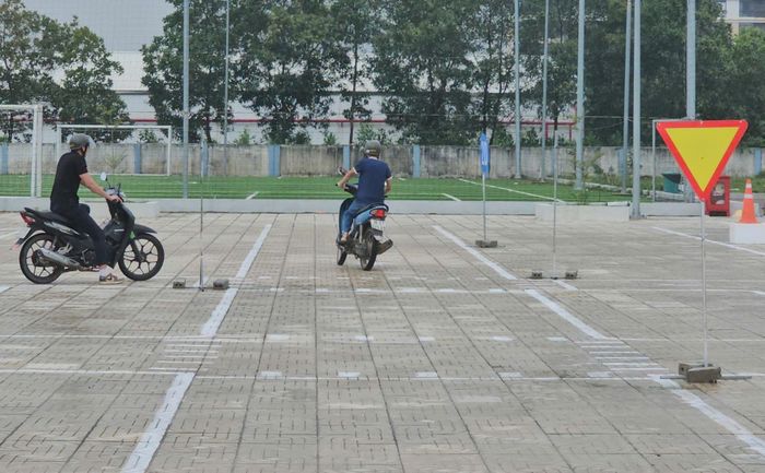 Các công nhân thực hành bài thi sa hình sát hạch mới. (Ảnh Phòng Cảnh sát giao thông).
