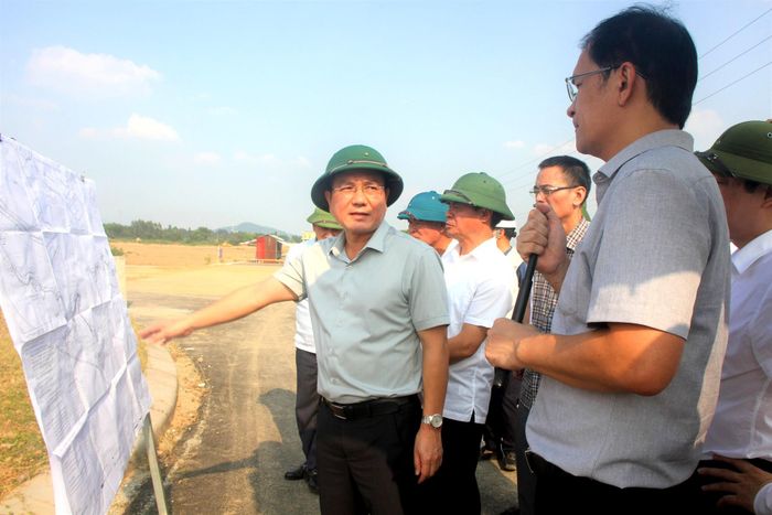 Phó chủ tịch UBND tỉnh Phú Thọ Vũ Việt Văn kiểm tra tại Dự án phát triển hệ thống cây xanh phía Nam Đầm Vạc (Hợp phần 5).
