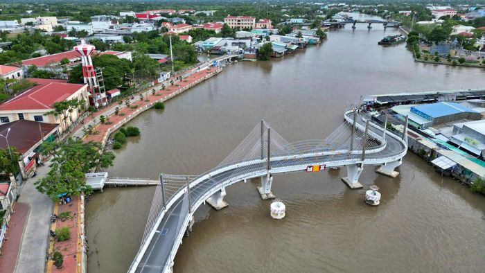 Cầu Nông Sản Thực Phẩm bắc qua sông Đầm Dơi (nối địa bàn ấp 4 và ấp 2, xã Đầm Dơi, tỉnh Cà Mau).