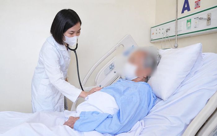 Một bệnh nhân cao tuổi nhập viện điều trị sau khi mắc cúm.