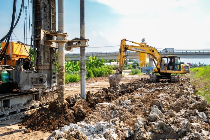 Thi công xử lý nền đất yếu bằng công nghệ khoan cọc CDM ở dự án mở rộng cao tốc.