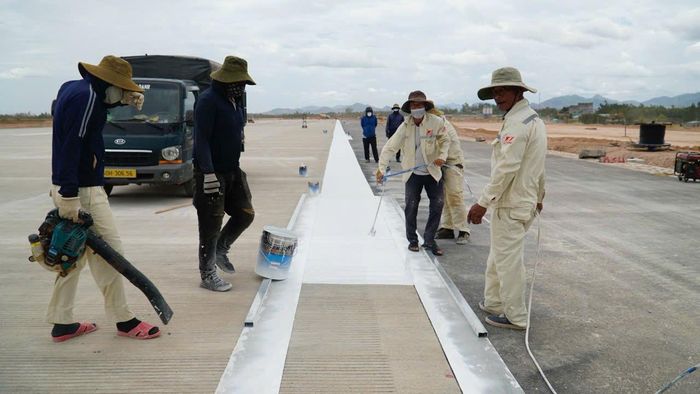 Ông Ngô Anh Tuấn, Phó giám đốc Ban Quản lý dự án các công trình giao thông và dân dụng tỉnh Gia Lai (đại diện chủ đầu tư) chia sẻ: Hơn một năm qua, đơn vị đã huy động tối đa nhân lực, thiết bị, tổ chức làm việc theo phương án "3 ca, 4 kíp", xuyên lễ, có thời điểm thi công cả ngày lẫn đêm.