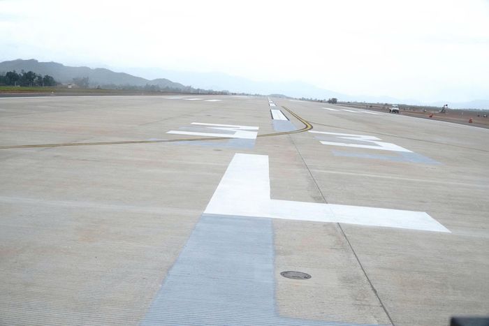 Theo thiết kế, đường cất hạ cánh số 2 có chiều dài 3.048 m, chiều rộng 45 m, sử dụng kết cấu mặt đường bê tông xi măng cường độ cao, gồm lớp bê tông mác 150 dày 25 cm phía dưới và lớp bê tông mác 350 dày 45 cm phía trên.