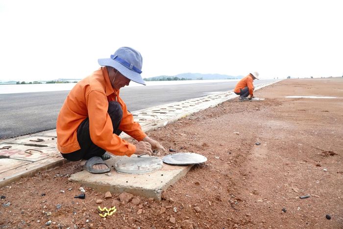 Gắn bó với công trường khoảng 7 tháng qua, ông Văn Hoàng, công nhân Tổng Công ty Xây dựng Trường Sơn không giấu được niềm vui khi dự án sắp hoàn thành. Công việc hằng ngày của ông là lắp đặt hệ thống đường ống phục vụ đi dây điện ngầm trên đường cất hạ cánh.