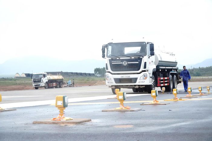 Các công nhân, kỹ sư khẩn trương hoàn tất những phần việc cuối cùng, kiểm tra và rà soát các hạng mục, sẵn sàng cho lễ khánh thành đường cất hạ cánh số 2.