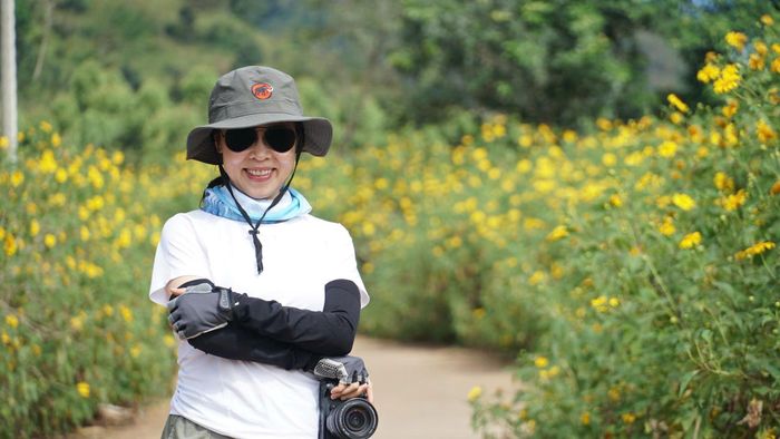 Mỗi năm hoa nở rộ một lần, mùa dã quỳ trên núi Chư Đăng Ya trở thành điểm đến yêu thích của du khách thập phương. Và thảm sắc vàng của sắc hoa dã quỳ trở thành phông nền cho những chuyến đi, những cuộc gặp gỡ và ký ức đẹp về Tây Nguyên. 