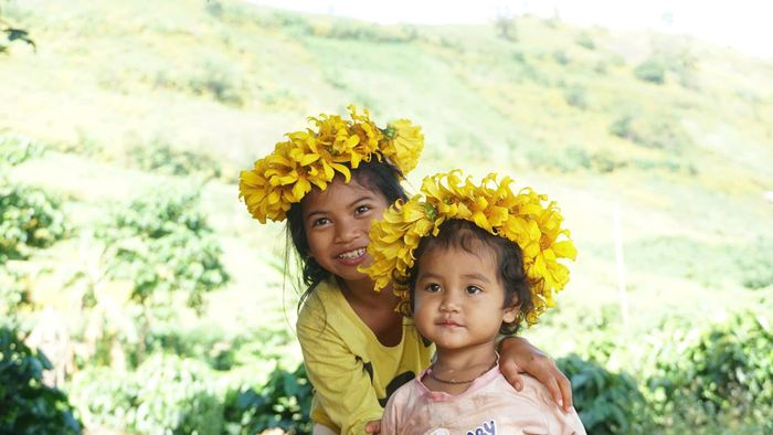 Những đứa trẻ ở làng la Gri, xã Biển Hồ (Gia Lai) kết những bông hoa dã quỳ trở thành vương miện. 