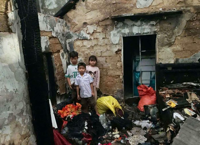 Bố mẹ vắng nhà nên ba đứa trẻ tự xoay xở trong ngôi nhà đã bị cháy sập, có sự giúp đỡ của ông bà nội ngoại và hàng xóm láng giềng.