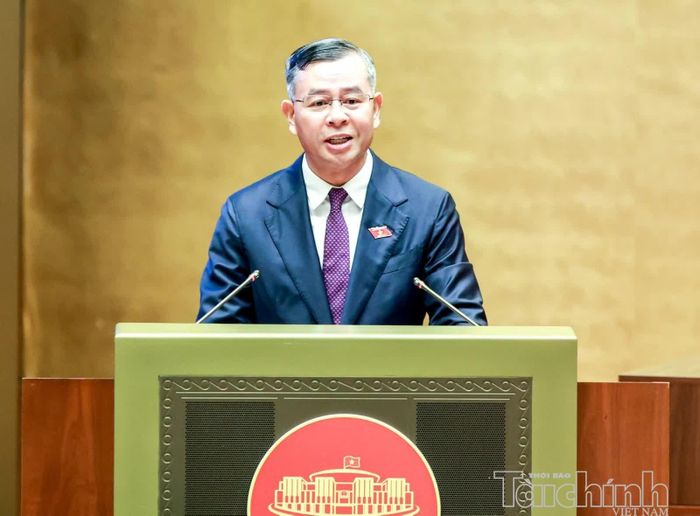 Bộ trưởng Bộ Tài chính Ngô Văn Tuấn phát biểu tại Quốc hội sáng 28/10. Ảnh: Đức Thanh
