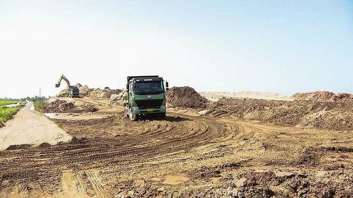 Thi công Dự án Đầu tư xây dựng tuyến đường cao tốc Ninh Bình - Hải Phòng, đoạn Nam Định - Thái Bình. (Ảnh: Anh Minh).