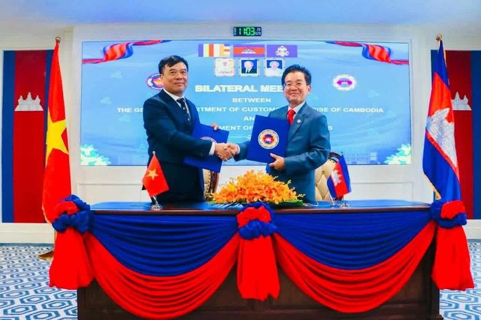  Cục trưởng Nguyễn Văn Thọ (bên trái) ký kết hợp tác với lãnh đạo Hải quan Campuchia. Ảnh: Cục Hải quan 